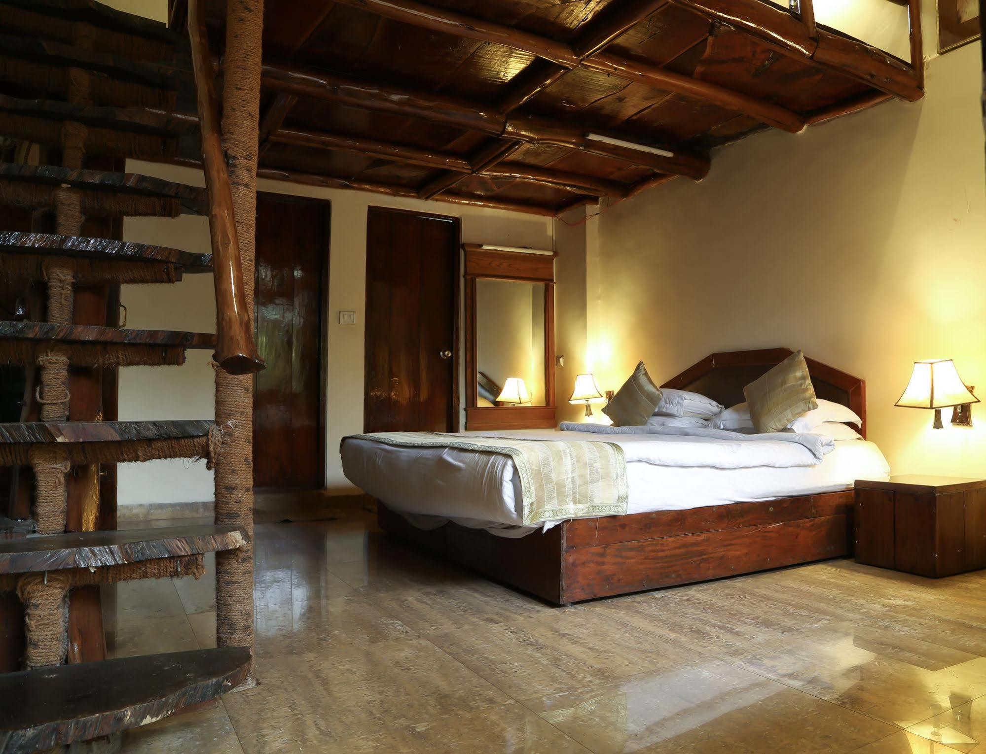 Ravine Hotel Панчгани Екстериор снимка