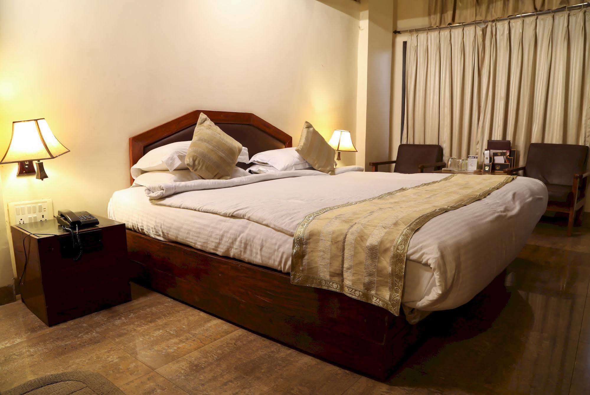 Ravine Hotel Панчгани Екстериор снимка