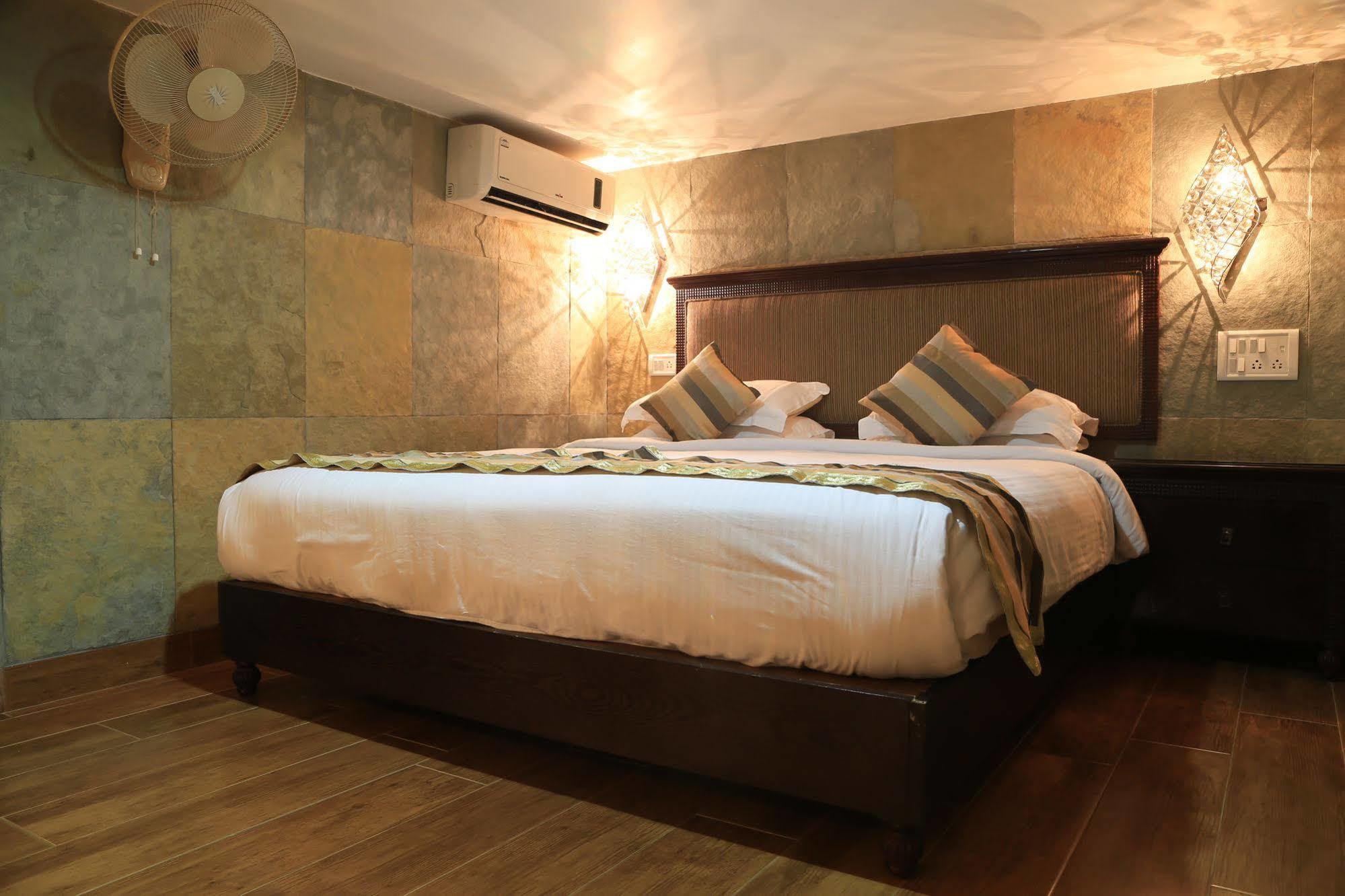 Ravine Hotel Панчгани Екстериор снимка