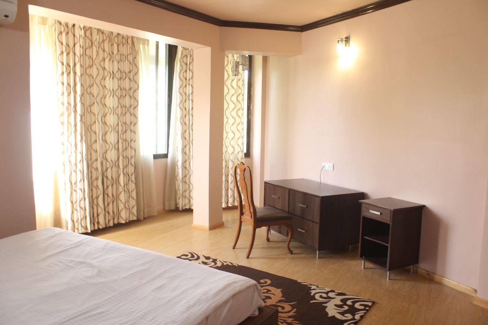 Ravine Hotel Панчгани Екстериор снимка